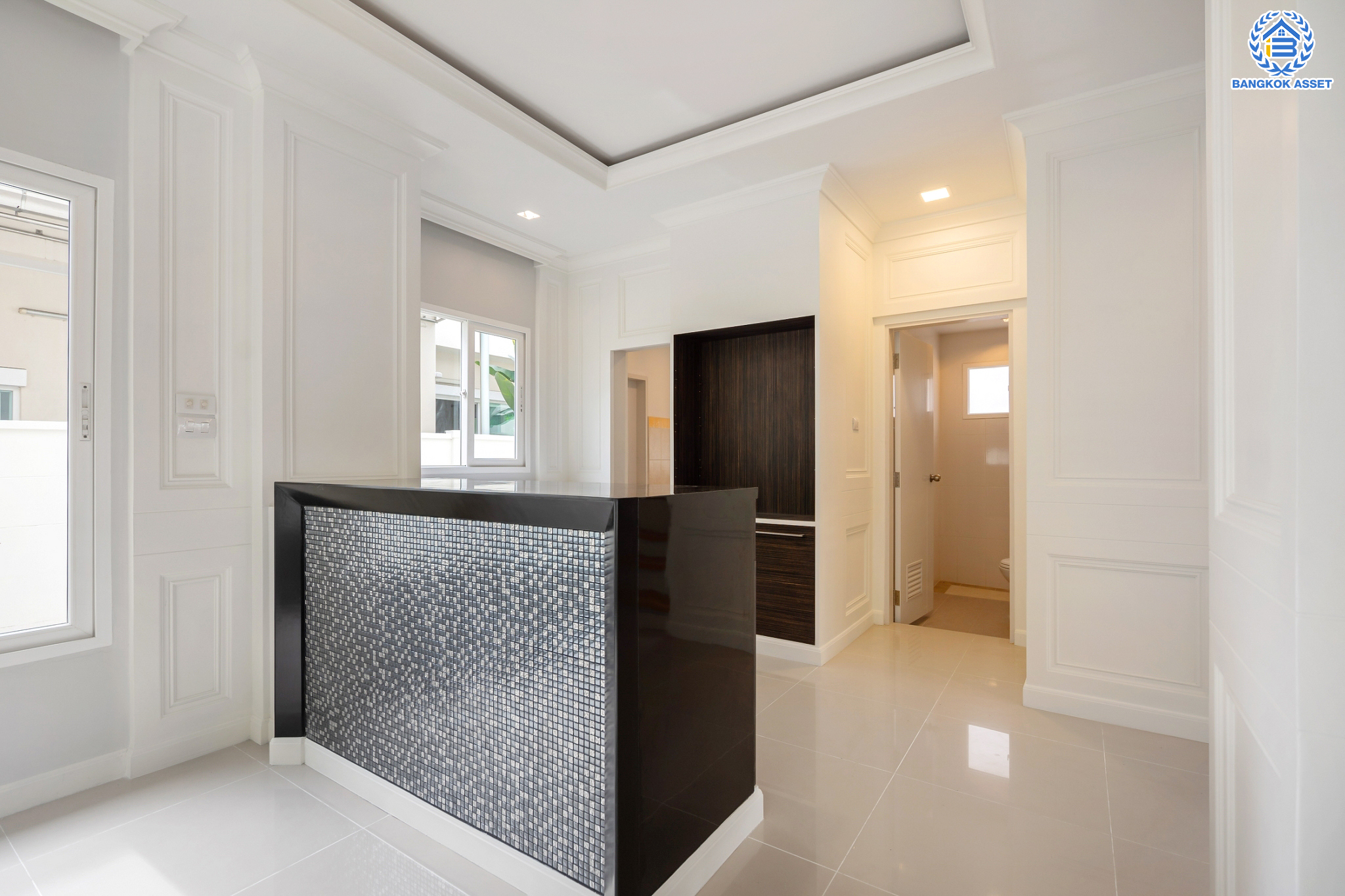 บ้านมือสองตกแต่งใหม่ ม.เดอะเซนโทร วัชรพล บ้านเดี่ยวจากแบรนด์ AP เนื้อที่ 56 ตร.ว. ฟังก์ชัน 3 ห้องนอน 3 ห้องน้ำ จอดรถได้ 2 คัน Facilities ครบครัน บนทำเลเชื่อมต่อหลายเส้นทาง ถ.รามอินทรา ถ.สายไหม และ ถ.พหลโยธิน ใกล้สนามบินดอนเมือง ทางด่วน "รามอินทรา" และรถไฟฟ้าสายสีเขียว "สถานีคูคต"